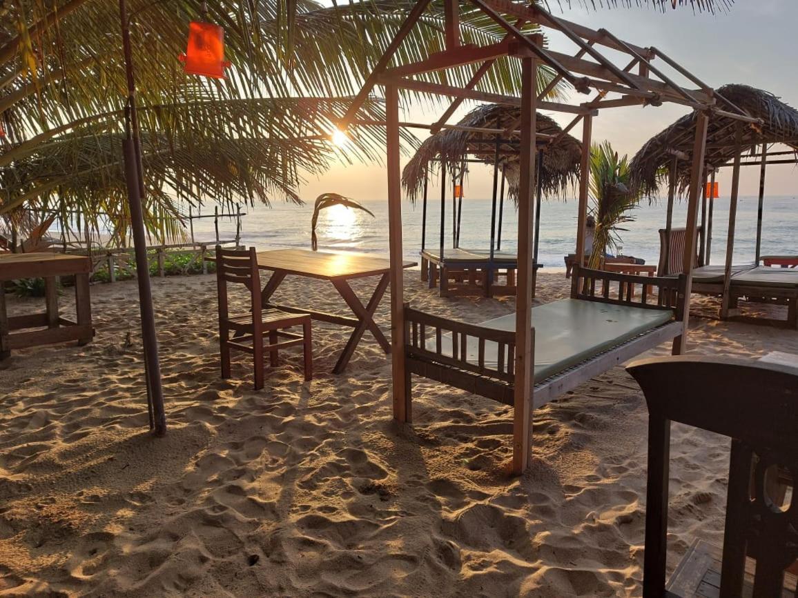Blue Horizon Beach Hotel Tangalle Buitenkant foto